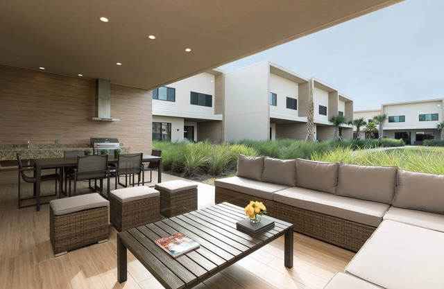 Beautiful 3B/R Townhome Villa, Free Wi-Fi & Parking, 2 miles from Disney in Kissimmee