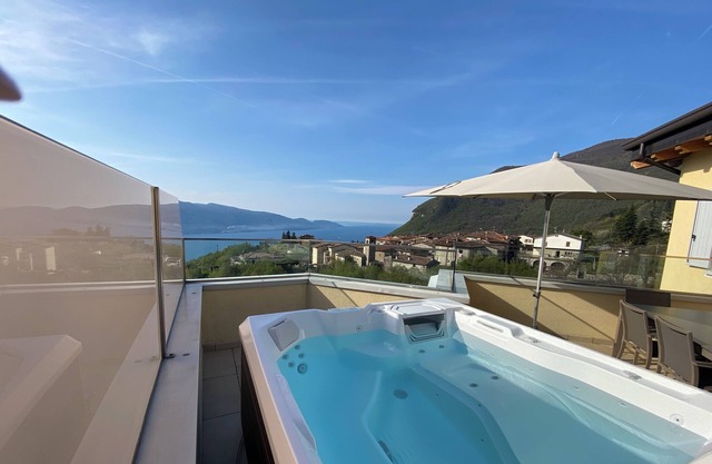 Suite with hydromassage, 6 beds, breathtaking lake view, swimming pool in Tignale