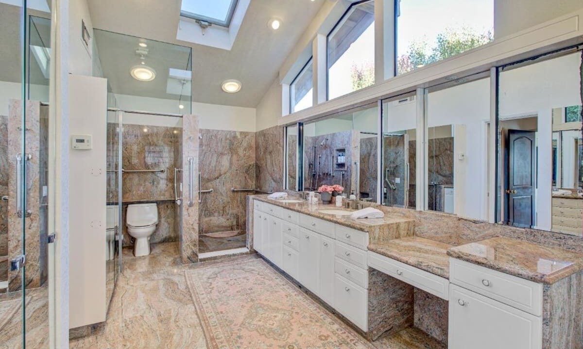 Photo of Bathroom in Alta Mesa