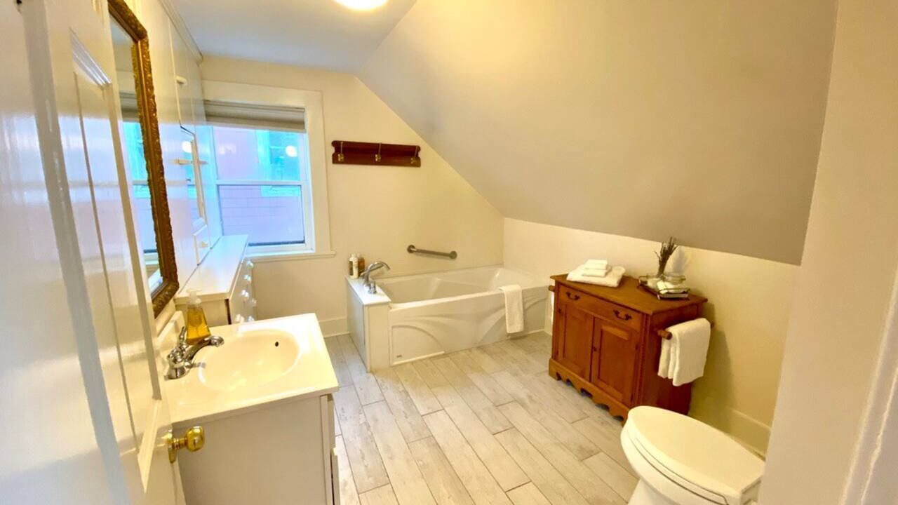 Photo of Bathroom in Queens Square