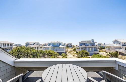 Bald Head Island House | New decks, ocean views, steps to South Beach, close to shopping and BHI club