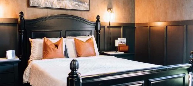 Moody Blues Studio Perfect for Work or Romance in Memphis