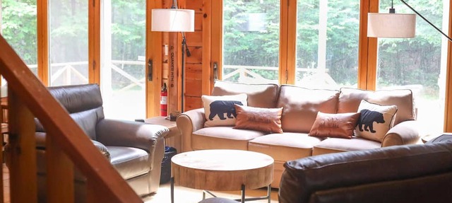 Log Cabin w/Hot Tub - close to Whiteface in Wilmington