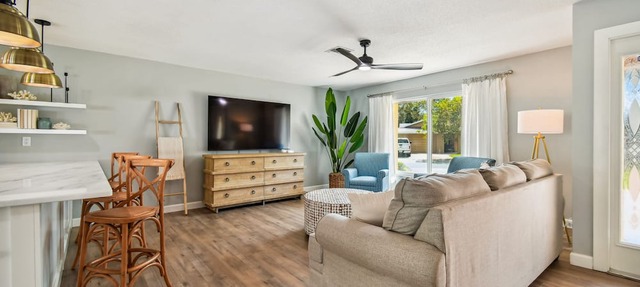 4 bedroom home with heated saltwater pool and hot tub. Close to the beach! in Seminole
