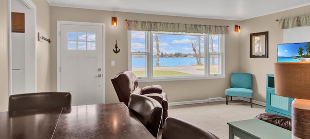 Lakefront 3-bedroom cottage with private dock & amazing sunset view in Arkdale
