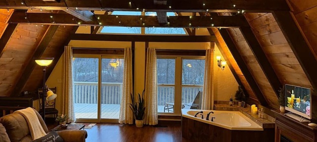 Romantic Getaway in nearly 10 acres with Hot Tub in Robesonia