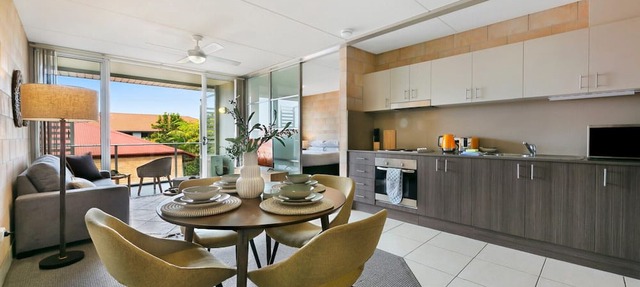 Sleek Apartment with Pool and Rooftop Terrace in Southport