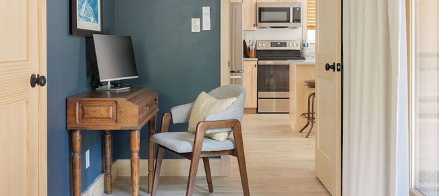 Mountain Modern Home on Lake Everest Only 3 miles to Whiteface Sleeps 8 in Wilmington