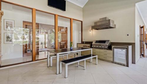 5 BR 4B Pool Yoga Near Turf Club and Hota in Gold Coast