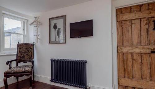 Heron Stays Bath- Boutique Period Properties, 7 Bedrooms, Parking for 4 Cars, Just 3 Miles to Bath Central, Sleeps 15 in Bath
