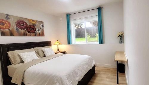 Gorgeous 2 Bedrooms Suite Private entrance with patio-Free Parking in Maple Ridge